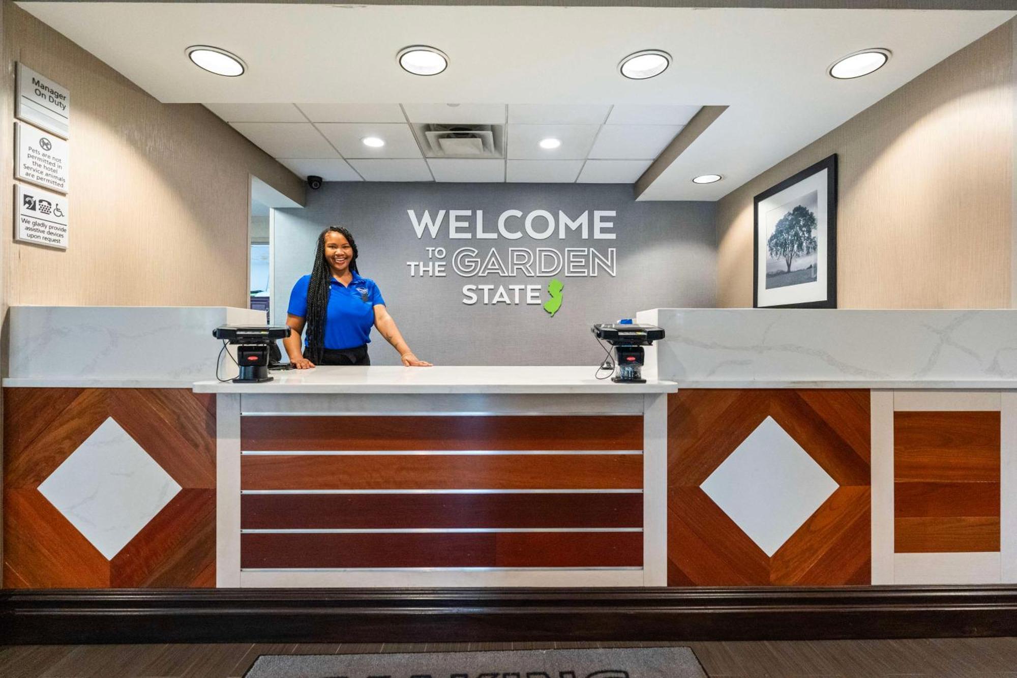 Hampton Inn Ridgefield Park Exteriör bild